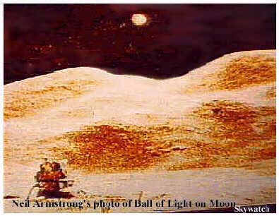 moonufo.jpg (28414 bytes)